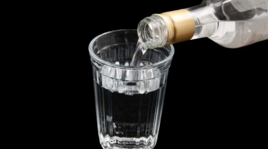 Чиновники обсуждают цену на водку в 100 рублей Чиновники обсуждают цену на водку в 100 рублей