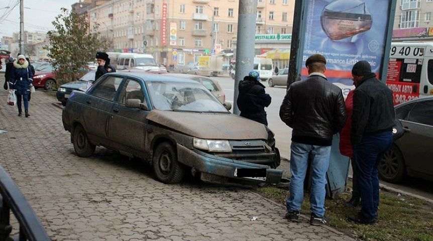 Женщина на «десятке» в Омске вылетела на тротуар на «Голубом огоньке»