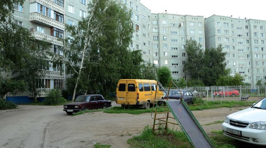 Омскому губернатору показали двор с парковкой на газоне