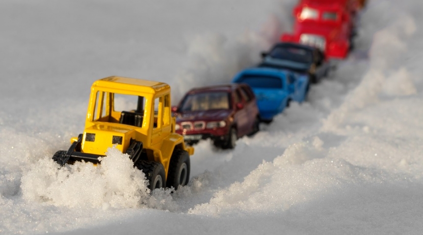 Дорожные службы устраняют последствия сильного снегопада в Омске