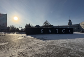 На площади Бухгольца в Омске вновь готовят каток вокруг «Державы»