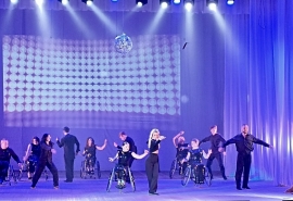 Проект «Танцы без границ» представил инклюзивный хореографический спектакль «Каблучки, колеса, искры»