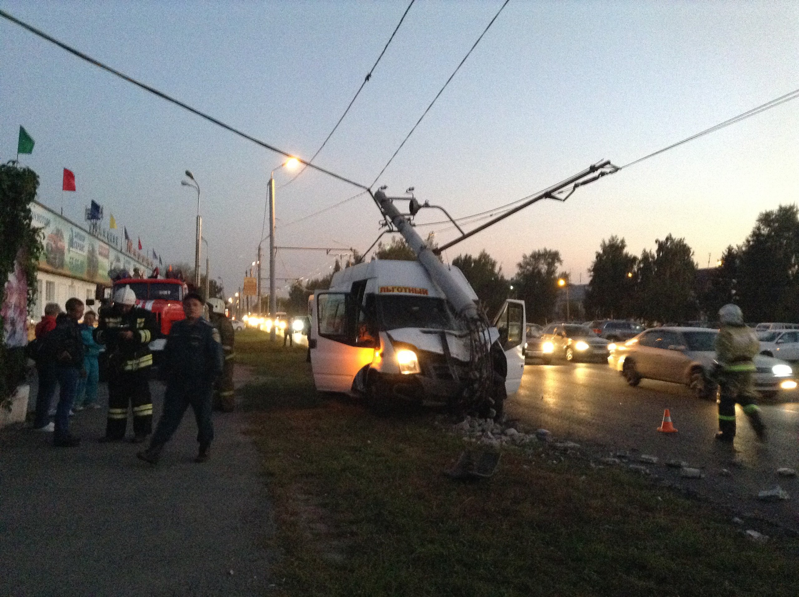 В Омске маршрутка с 15 пассажирами врезалась в столб