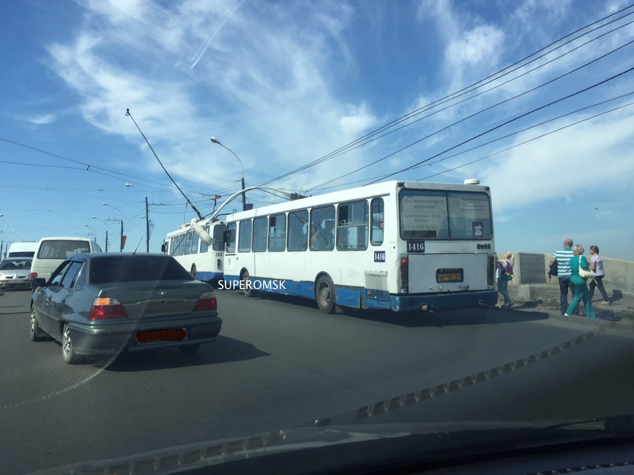 На Ленинградском мосту в Омске на автобус рухнул столб