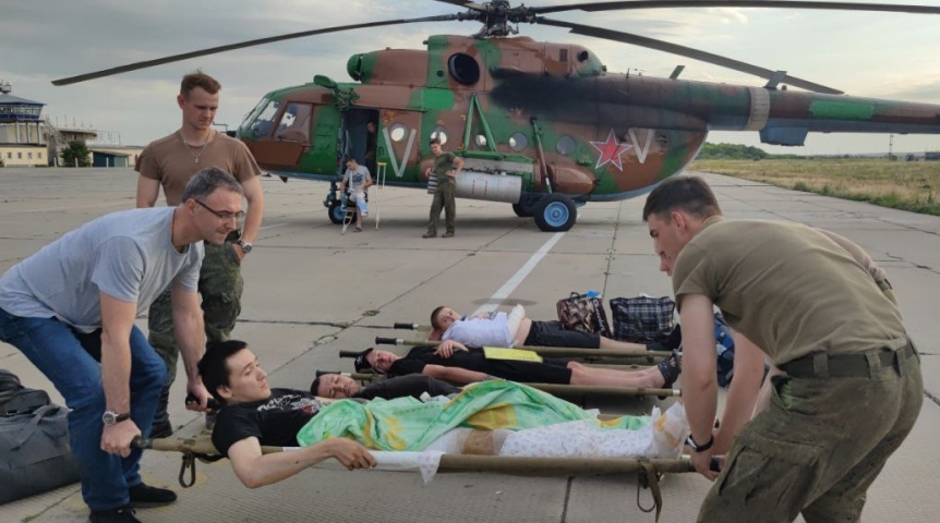 Омские врачи на боевых вертолетах Ми-8 вывезли 17 пациентов из Луганска Омские врачи на боевых вертолетах Ми-8 вывезли 17 пациентов из Луганска