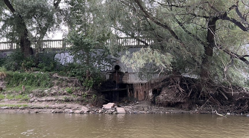 В центре Омска в реку сливают еще и горячую воду В центре Омска в реку сливают еще и горячую воду