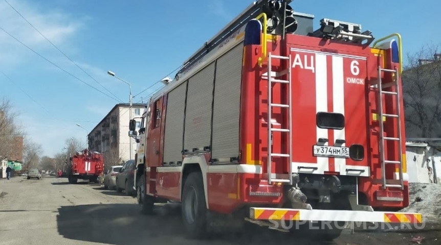 Возле популярного омского кафе воспламенилась машина Возле популярного омского кафе воспламенилась машина