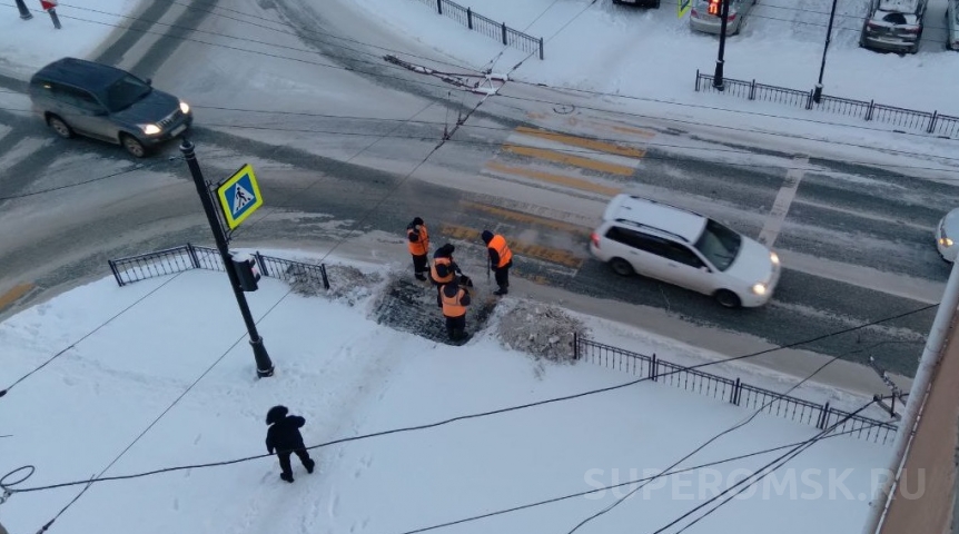 На уборку снега в Омск пригонят тяжелую технику из области