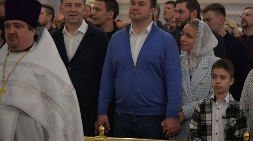 Губернатор Виталий Хоценко посетил ночную пасхальную службу в Успенском соборе Губернатор Виталий Хоценко посетил ночную пасхальную службу в Успенском соборе