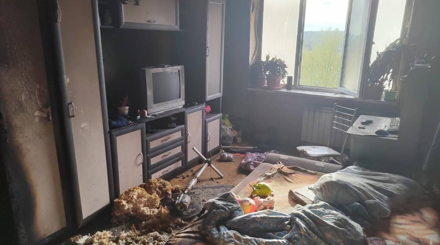 Появились кадры с места пожара в Омске, где насмерть угорел 7-летний мальчик Появились кадры с места пожара в Омске, где насмерть угорел 7-летний мальчик