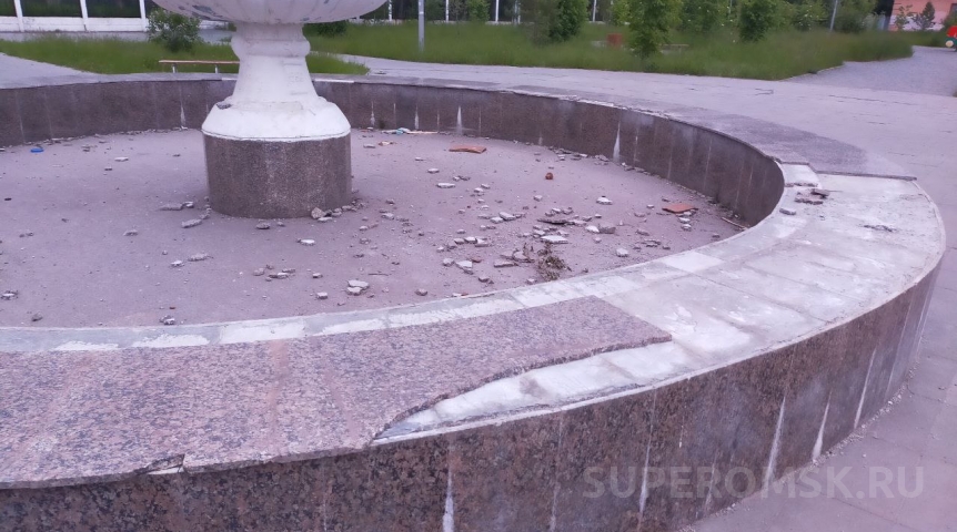 В Омске разломали фонтан