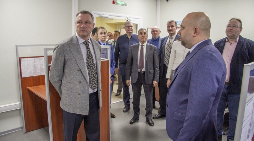 Депутаты областного парламента ознакомились с работой комплекса «Безопасный город» Депутаты областного парламента ознакомились с работой комплекса «Безопасный город»