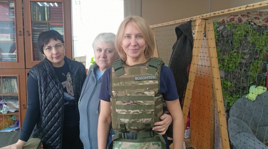 Общество Перед командировкой в зону СВО омскому депутату Инне Гомолко сшили бронежилет