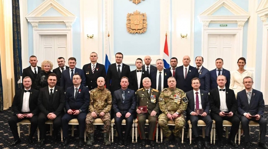 Перед 23 Февраля Виталий Хоценко вручил омичам государственные награды