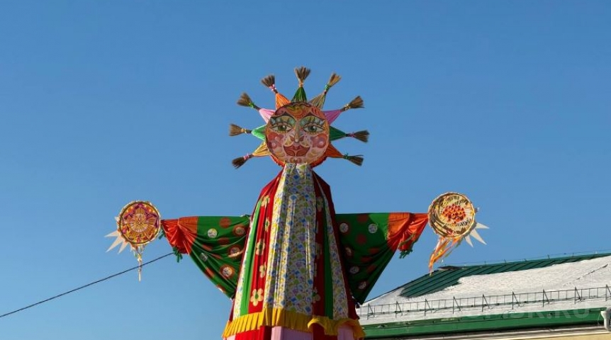 Глаза разбегаются: омичей заманивают на чучела Масленицы в разных частях города