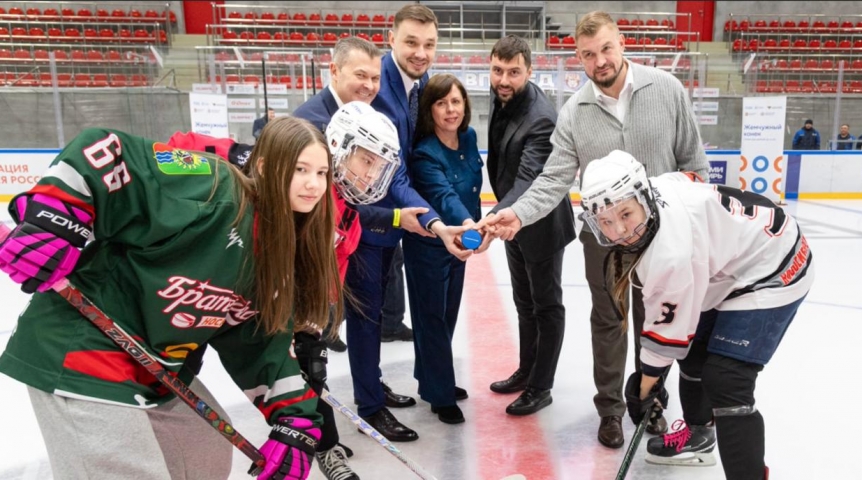 Омский НПЗ поддержал уникальный турнир по женскому хоккею «Жемчужный конек»