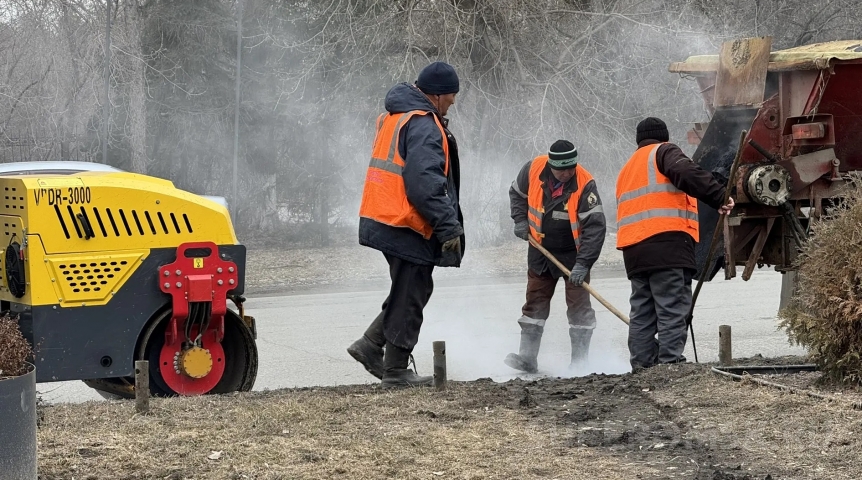 В Омске стартовал ямочный ремонт: дорожники вышли на улицы в центре