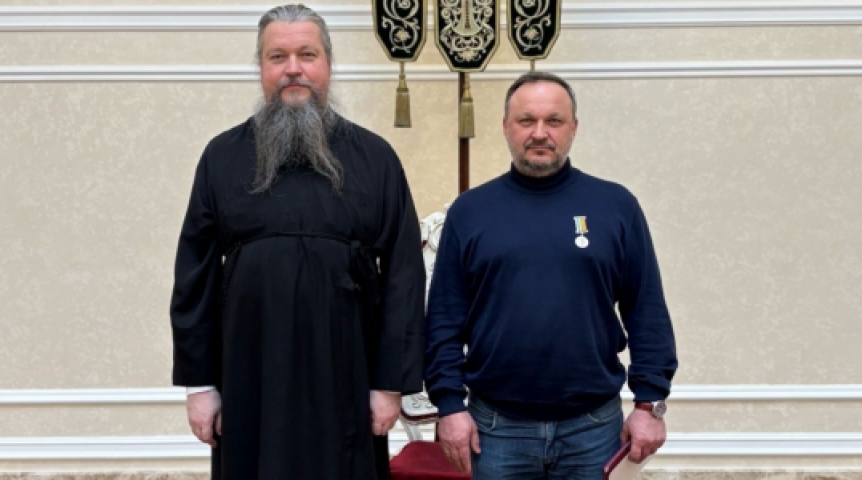 Митрополит Дионисий вручил Геннадию Долматову медаль святителя Сильвестра