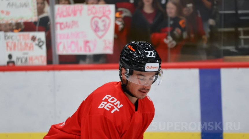 Нападающий «Авангарда» рассказал, почему не перевозит семью в Омск