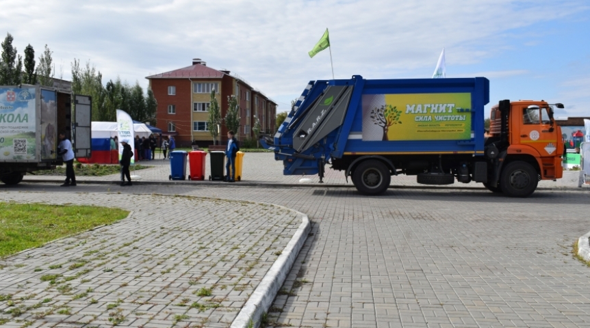 Омские автомобилисты не дают вывозить мусор