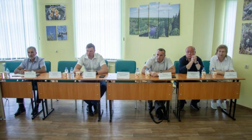 Главное Последнее в седьмом созыве областного парламента заседание комитета по экологии прошло на свежем воздухе