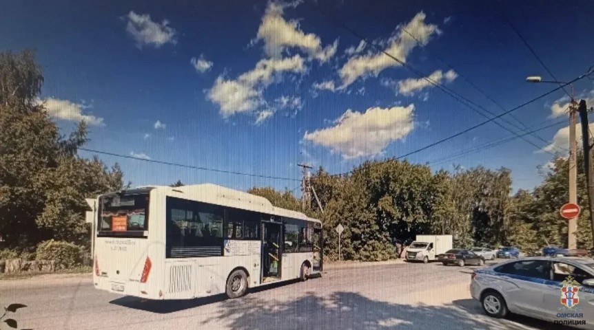 В Омске молодой водитель протаранил автобус с 28 пассажирами В Омске молодой водитель протаранил автобус с 28 пассажирами