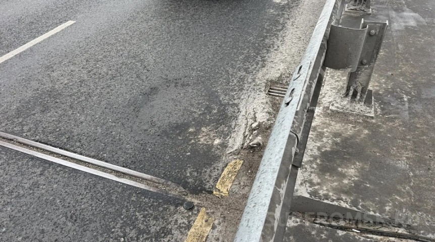 Автоновости На Ленинградском мосту в Омске после жары поплыл асфальт