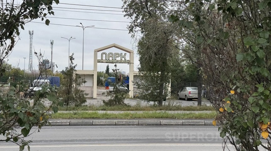 От «Парка на Кольцевой» в Омске осталась только арка От «Парка на Кольцевой» в Омске осталась только арка