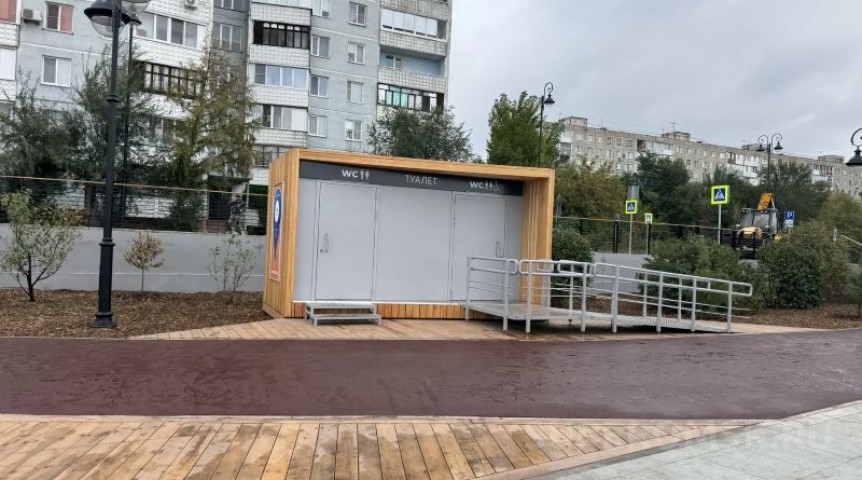 Город В Омске поставили туалет с видом на Иртыш