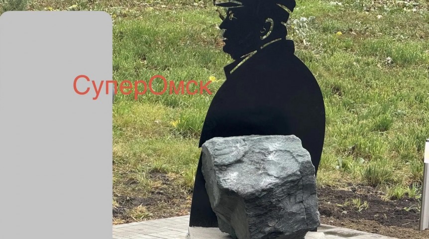 В Омске установили памятник основателю ЛДПР Владимиру Жириновскому