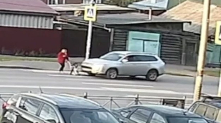 Ребенка выкатила впереди: кадры жуткого ДТП попали на видео Ребенка выкатила впереди: кадры жуткого ДТП попали на видео
