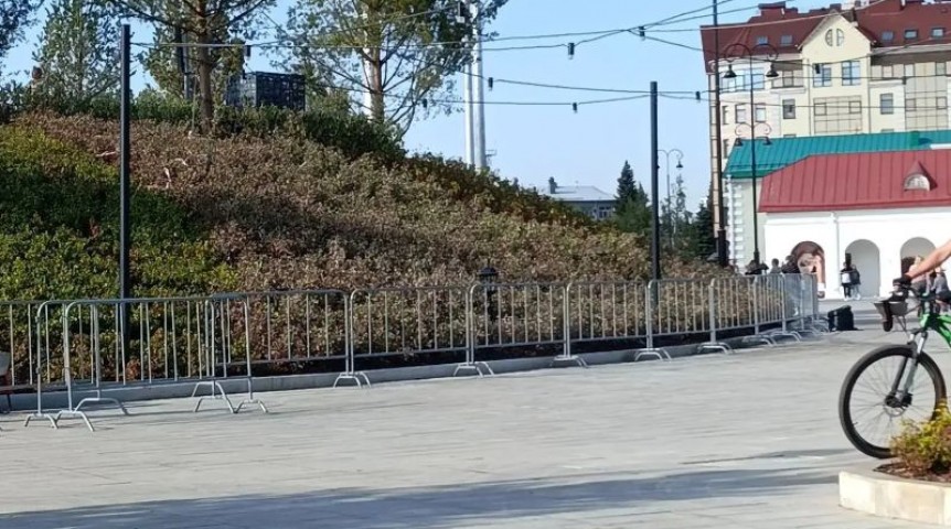 Город Свежие клумбы в Омской крепости экстренно закрывают забором