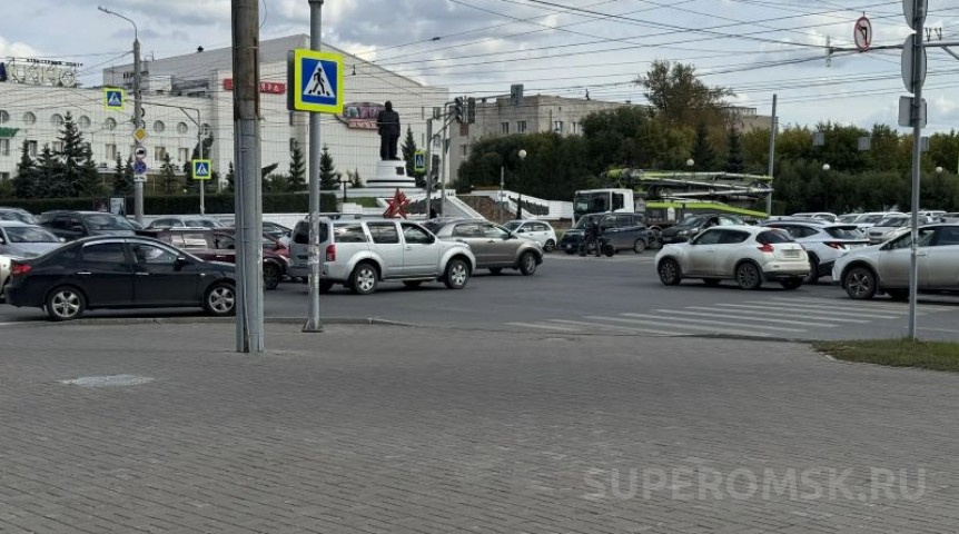 Город Центр Омска встал в пробки из-за светофоров