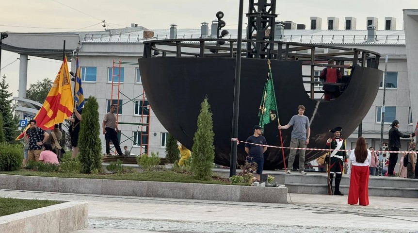 Город В Омске замечена репетиция открытия обновленного шара «Держава»