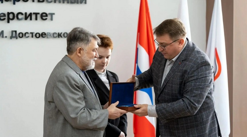 Новости образования Почетному гражданину Омской области вручили награду Минобрнауки РФ