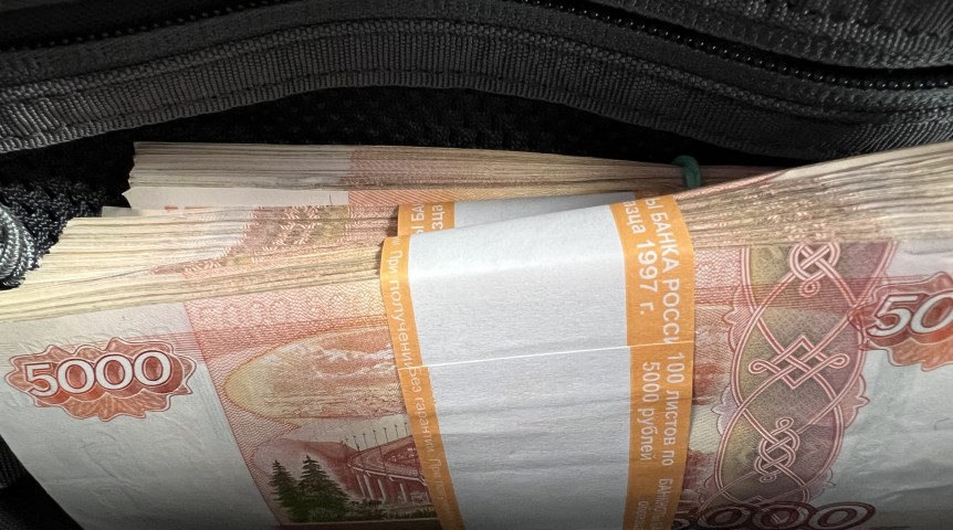 Омич собирался вылететь за рубеж с чемоданом контрабандных денег Омич собирался вылететь за рубеж с чемоданом контрабандных денег