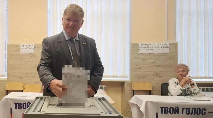 Председатель Омского горсовета Корбут проголосовал среди первых Председатель Омского горсовета Корбут проголосовал среди первых