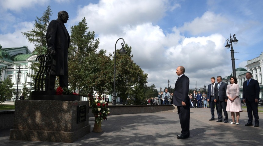 Омичи выберут тарский вариант путинского памятника Михаилу Ульянову Омичи выберут тарский вариант путинского памятника Михаилу Ульянову
