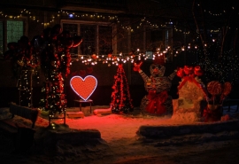 Сияющее сердце: двор в Чкаловском поселке Омска креативно украсили к празднику