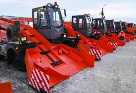 Омским дорожникам выдали новую спецтехнику перед бураном