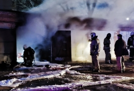 На омской трассе водители закидывают снегом горящую иномарку