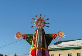 Глаза разбегаются: омичей заманивают на чучела Масленицы в разных частях города