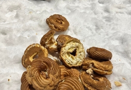 Омичи пожаловались на подброс брендов и еды в их мусорные баки