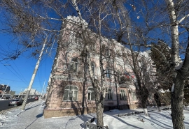 Фасад здания Минздрава на Красном Пути в Омске пошел трещиной