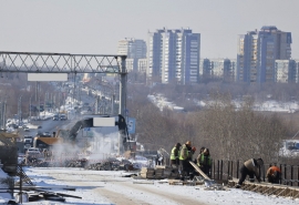 На фото попала толщина нового асфальта на мосту у Телецентра в Омске