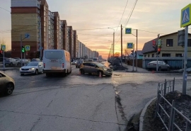 В Омске машину после аварии отбросило на школьниц-пешеходов