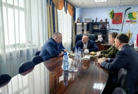 Геннадий Долматов провел встречу с участницей СВО из Омского района