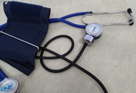 Работники омской больницы коллективно пожаловались на снижение зарплат