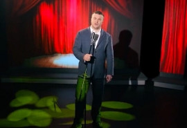 Хоценко, Шелест и хоккеист «Авангарда» спели для омичек на 8 Марта