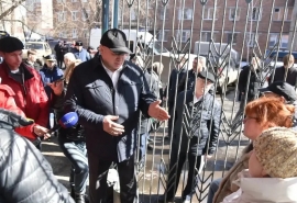 Мэр Омска Сергей Шелест снова встретился с жителями дома на Королева